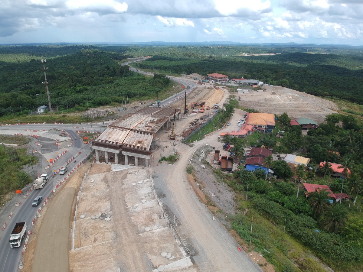LEBUHRAYA Pan Borneo yang masih dalam pembinaan di Batu 32 Sandakan. FOTO Bernama 