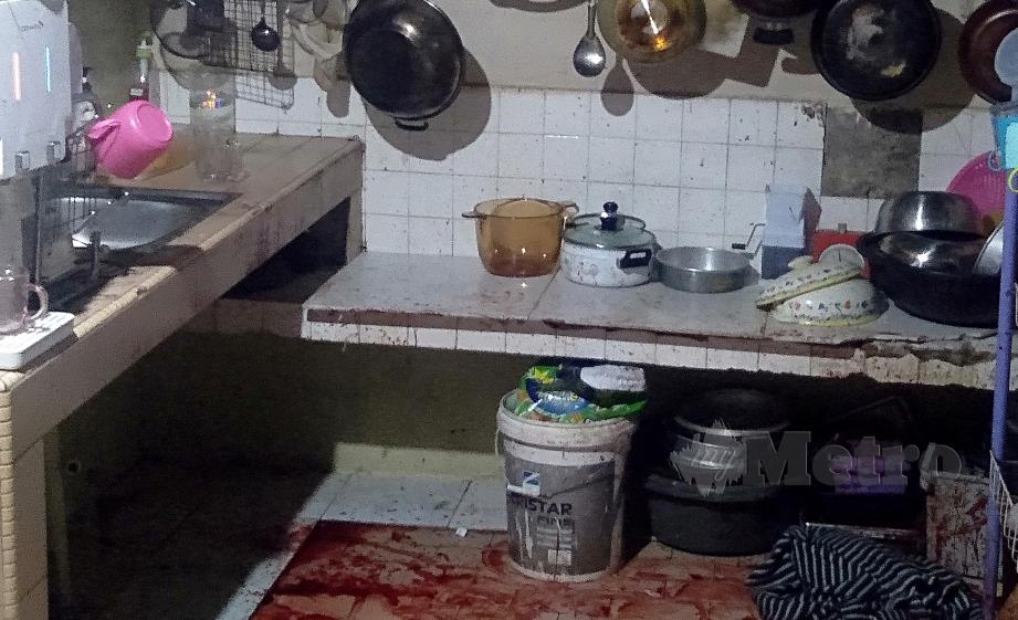 MANGSA seorang lelaki dikenali sebagai Khairi, 45, cedera parah di seluruh tubuh setelah ditetak bertubi-tubi oleh suspek di bahagian dapur rumahnya di Wakaf Mek Zainab. FOTO NIK ABDULLAH NIK OMAR