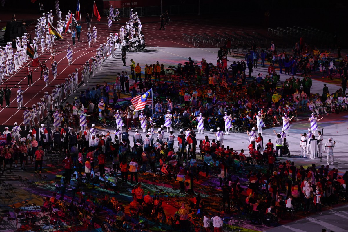 Atlet badminton paralimpik negara Cheah Liek Hou membawa Jalur Gemilang pada penutupan temasya sukan Paralimpik Tokyo. FOTO Bernama