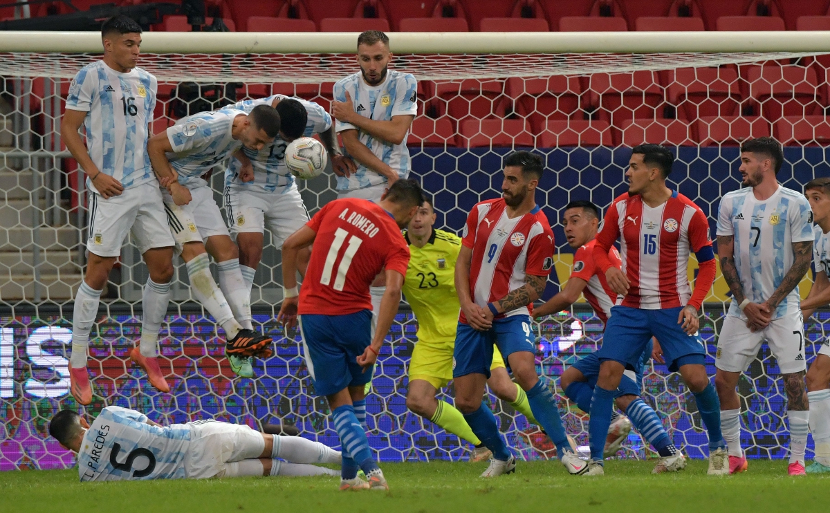 AKSI sengit perlawanan Argentina menentang Paraguay. FOTO  AFP