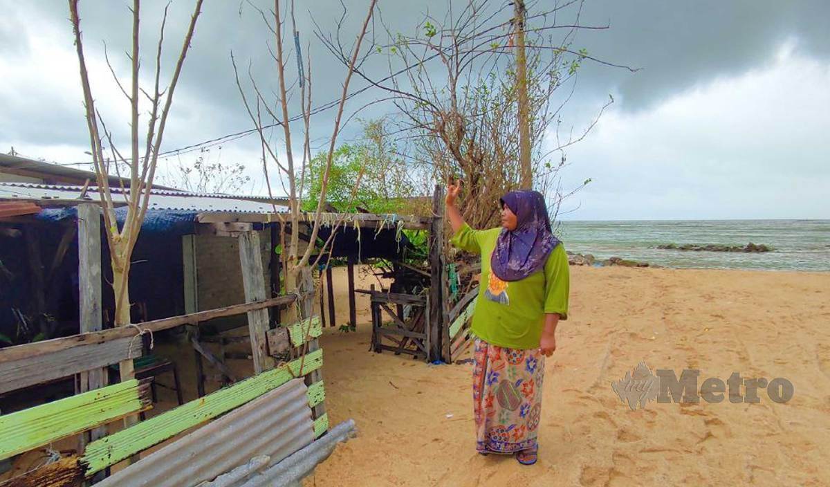 WAN Suzana menunjukkan rumahnya turut  dilanda air pasang besar pada 25 Januari lalu di Kampung Pengkalan Atap, Kuala Besut. FOTO Nurul Fatihah Sulaini