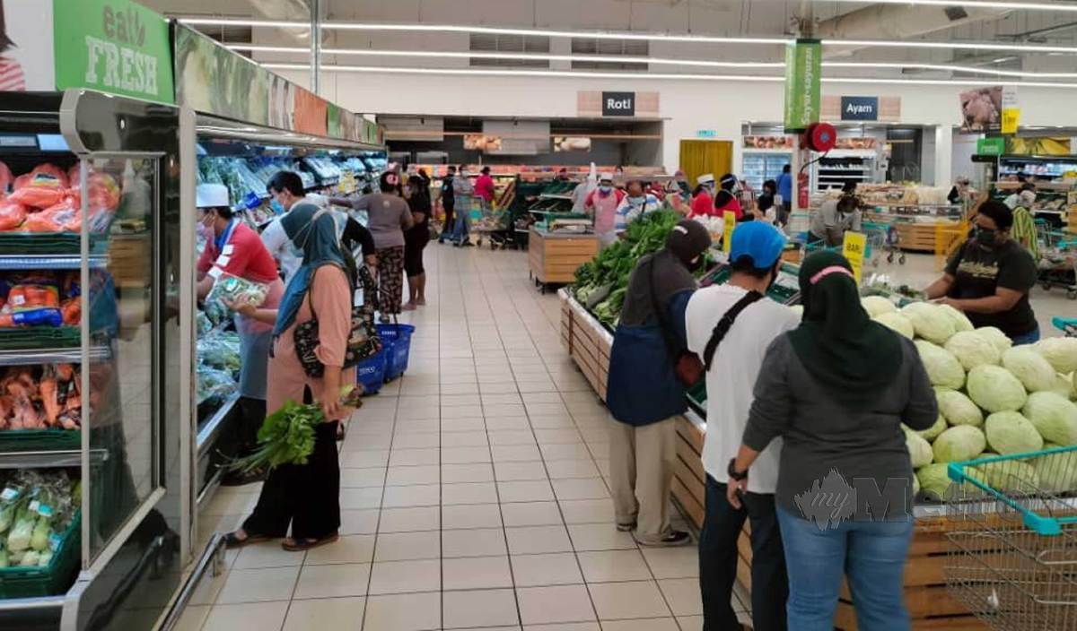 KEADAAN di sebuah pasar raya di daerah ini dengan orang ramai membeli barang dan mematuhi SOP susulan pelaksanaan PKPD pada esok hingga 16 Julai depan. FOTO Amirul Aiman Hamsuddin