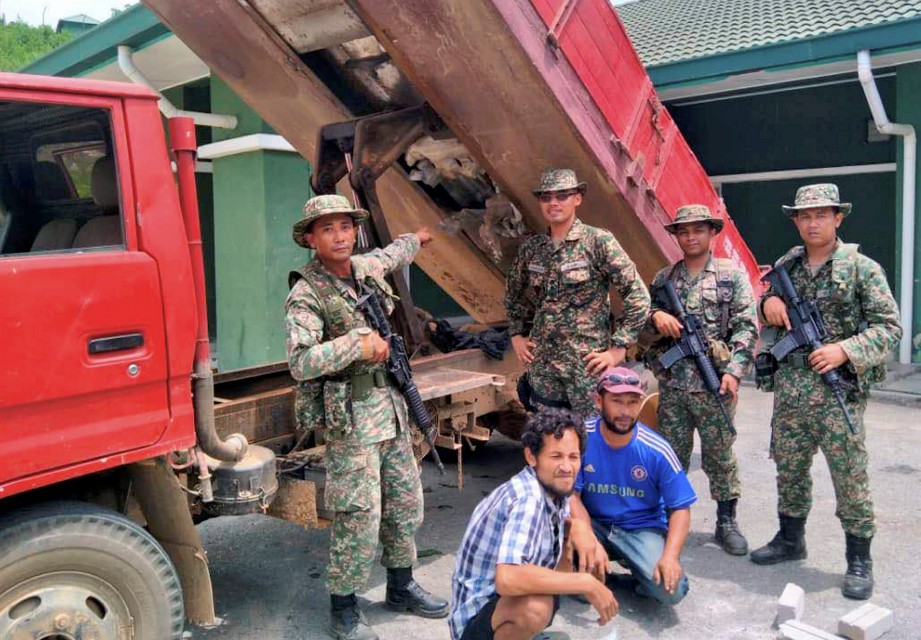 LORI yang telah diubah suai untuk menyeludup 637 kilogram daun ketum bernilai lebih RM57,000 ke negara Thailand. FOTO/IHSAN ATM