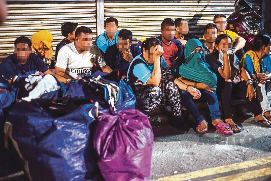 SEBAHAGIAN pendatang yang ditahan dalam serbuan di Jalan Batu Ferringhi, semalam. FOTO arkib NSTP