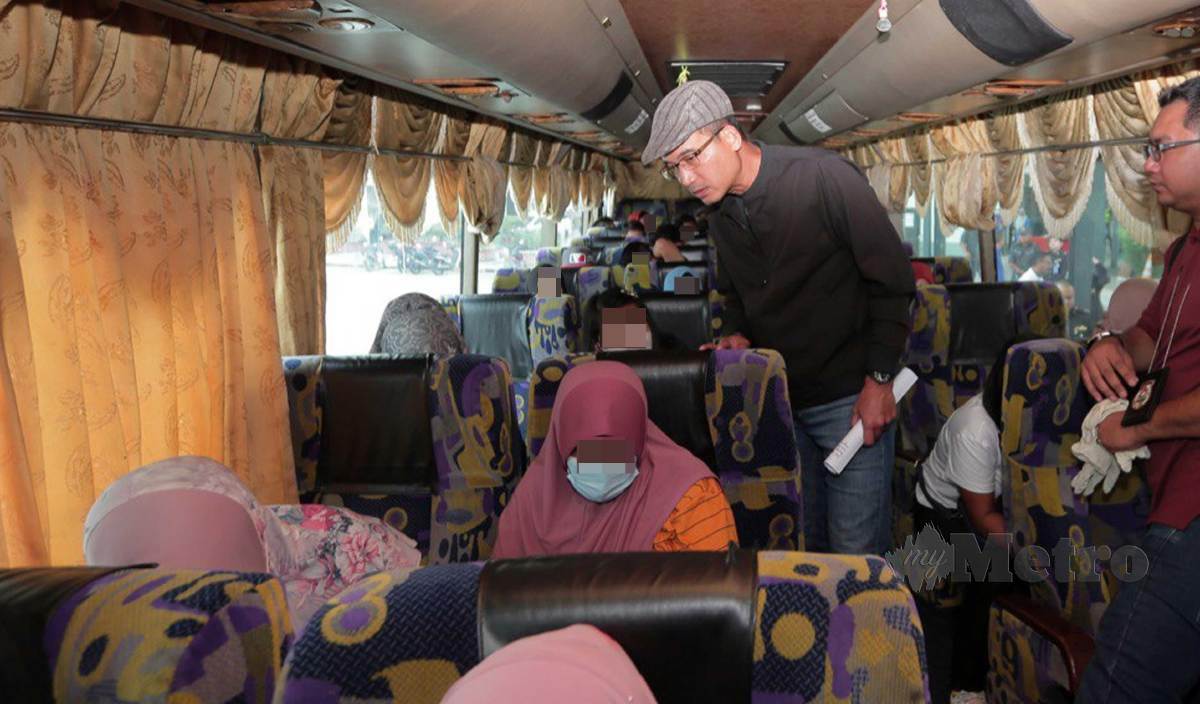 KHAIRUL Dzaimee memeriksa 25 warga migran Indonesia yang ditangkap. FOTO Nur Aisyah Mazalan