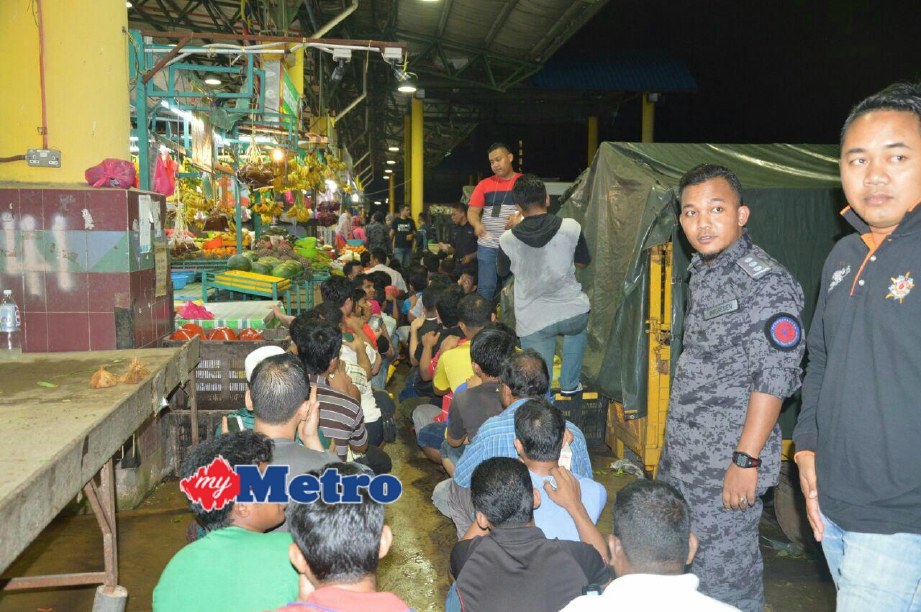 Penguat kuasa imigresen menjalankan pemeriksaan terhadap warga asing di Pasar Borong Selangor. FOTO ihsan Jabatan Imigresen