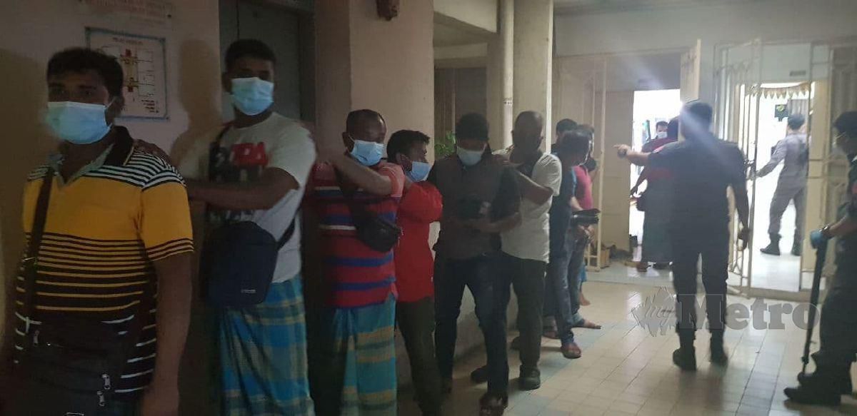 ANTARA warga asing yang diperiksa dalam serbuan Operasi Bersepadu di sebuah apartmen di Pudu, Kuala Lumpur, semalam. FOTO Nurul Hidayah Bahaudin 