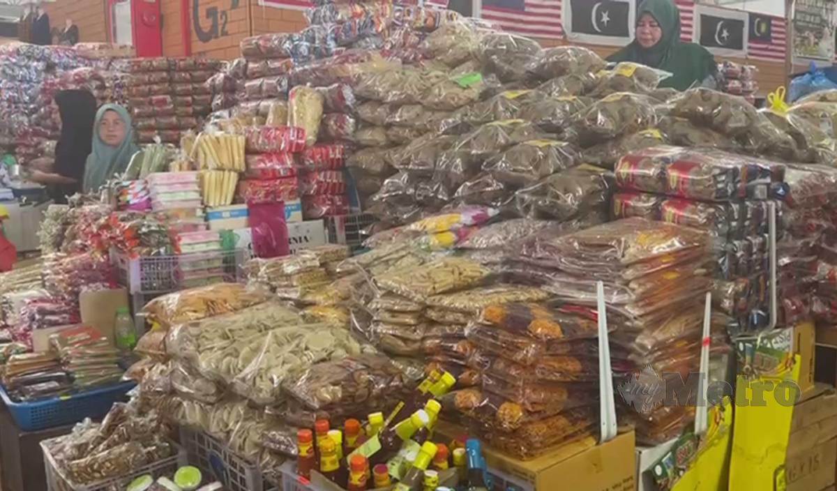 PENIAGA di Pasar Kedai Payang, Kuala Terengganu akur dengan arahan kerajaan yang melarang penjualan telur penyu bagi mengelak kepupusan hidupan marin yang semakin terancam itu. FOTO Zatul Iffah Zolkiply