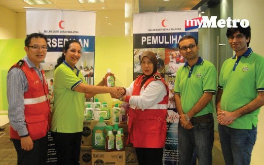 HINA (dua kiri) menyerahkan sumbangan produk Dettol bernilai RM100,000 kepada pbsm  untuk  membantu mangsa banjir di pantai timur.