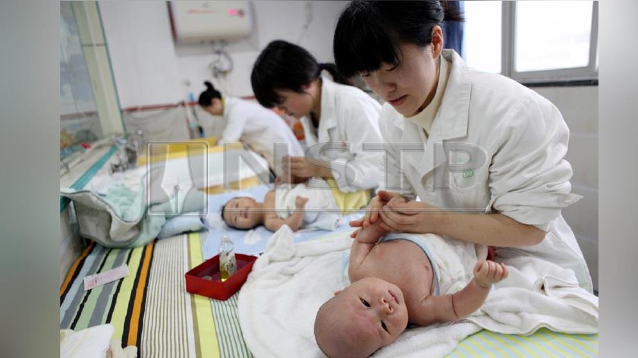 Populasi China susut sekalipun setiap keluarga dibenarkan mempunyai dua anak. FOTO AFP 
