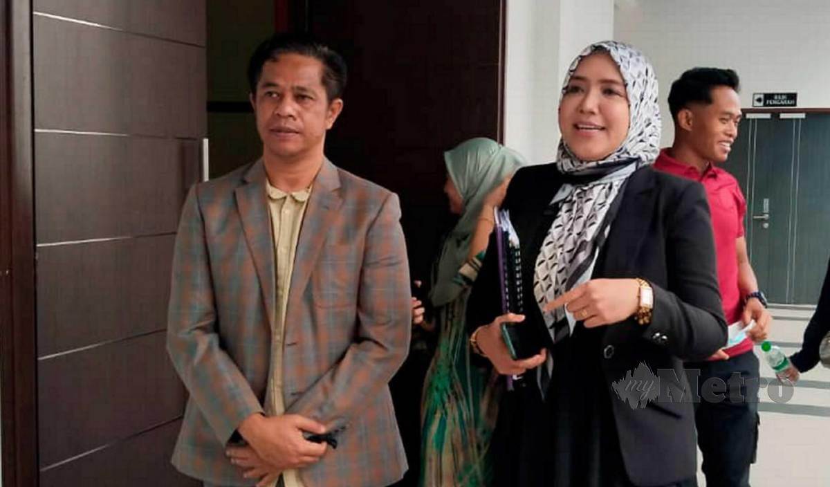 MOHAMMAD Yusri (kiri) diwakili peguamnya, Azura Ghazali dilepas dan dibebaskan oleh Mahkamah Sesyen Kota Bharu atas tuduhan pecah amanah dan menyalahgunakan wang bantuan berjumlah RM80,000, pada Mac 2017. FOTO Nik Abdullah Nik Omar