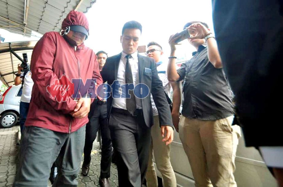 Teo Chee Kong diiringi pegawai SPRM ke lokap mahkamah sebelum prosiding pendakwaan terhadapnya dijalankan berhubung pecah amanah peruntukan kerajaan bernilai RM180 juta di Mahkamah Sesyen Kota Kinabalu. FOTO Mohd Adam Arinin