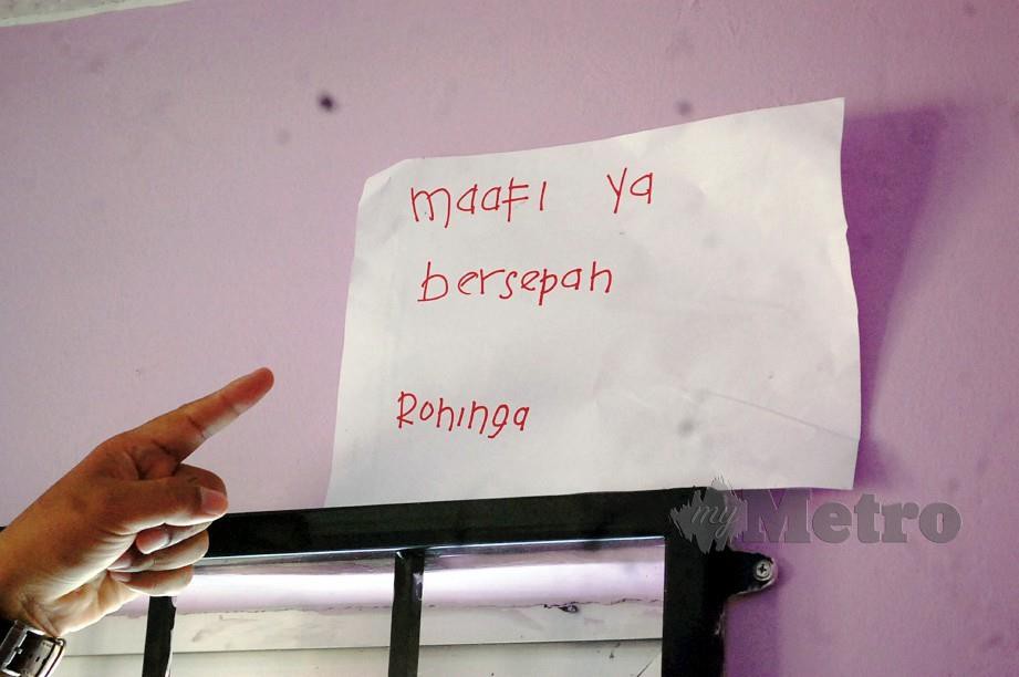 NOTA ditulis pen merah ditampal pada dinding oleh penjenayah selepas memecah masuk pejabat Kompleks JAPERUN Taboh Naning. FOTO HASSAN OMAR