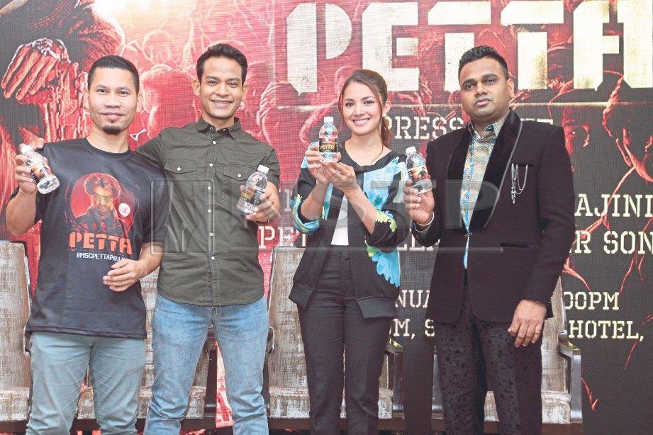ABDUL Malik (kanan) bersama Fazura dan pasangan duo Mu’adz serta Azwan ketika pelancaran filem Petta baru-baru ini. FOTO Asyraf Hamzah