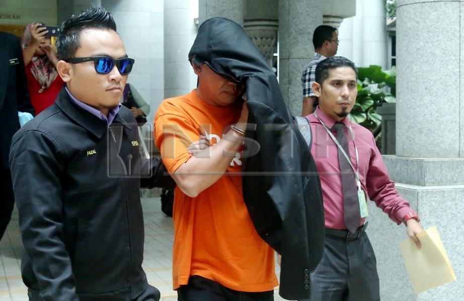 PEGAWAI kanan polis bergelar Datuk (tengah) direman selama lima hari oleh Mahkamah Majistret Putrajaya, hari ini bagi membantu siasatan kes rasuah berjumlah lebih RM100,000. FOTO Mohd Fadli Hamzah.