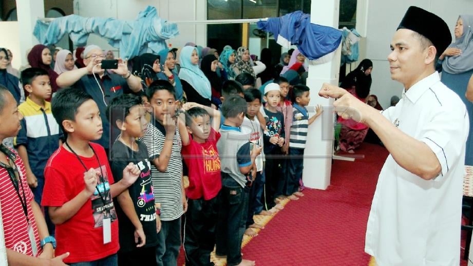 Sebahagian orang pekak dan bisu belajar cara solat pada Program Audit Solat Warga Pekak Siri 2 di IPGKKB, Pengkalan Chepa. FOTO Nik Abdullah Nik Omar