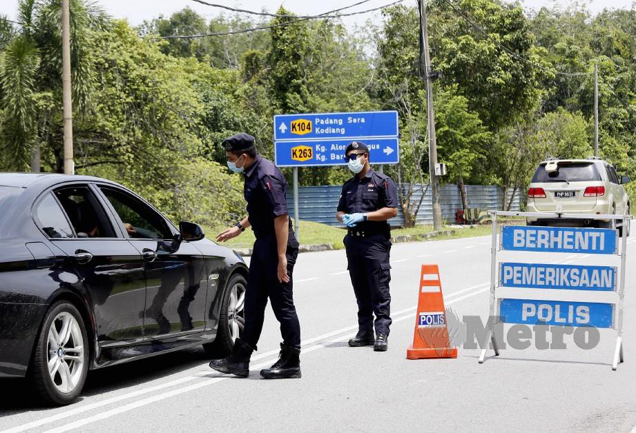 ANGGOTA polis melakukan sekatan jalan raya di Jalan Napoh-Kodiang (gambar arkib NSTP). FOTO Amran Hamid 