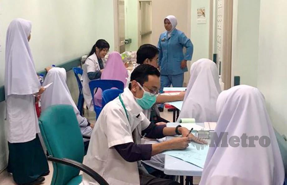 PELAJAR lelaki dan perempuan Sekolah Menengah Agama Kerajaan Johor diberikan rawatan kecemasan di Hospital Enche Besar Hajjah Khalsom (HEBHK) Kluang selepas mengadu mual dan muntah-muntah ketika sesi pembelajaran kira-kira 10 pagi semalam. FOTO Ihsan Pembaca 