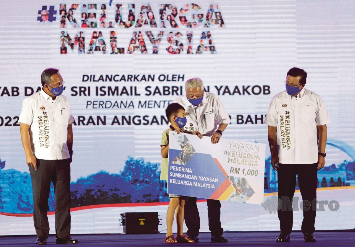 ISMAIL Sabri menyampaikan sumbangan Yayasan Keluarga Malaysia kepada penerima ketika majlis pelancaran Jelajah Aspirasi Keluarga Malaysia di Johor Bahru, hari ini. FOTO MOHAMAD SHAHRIL BADRI SAALI
