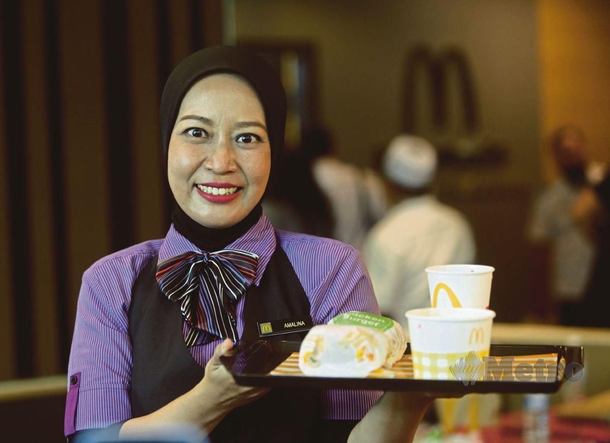 SALAHUDDIN dan Melati (dua dari kanan) melihat menu yang ditawarkan di McDonald’s. FOTO Mohamad Shahril Badri Saali
