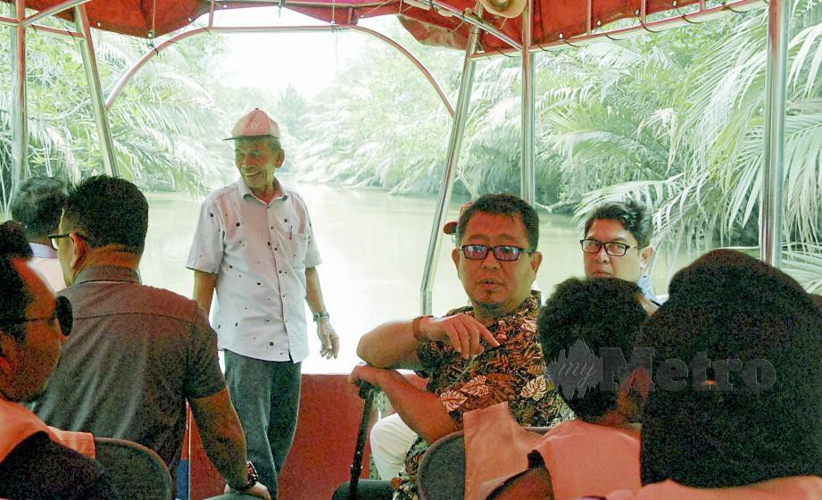 EXCO Pelancongan, Kebudayaan dan Warisan negeri, Datuk Muhammad Jailani Khamis (tiga dari kanan) menyelusuri Sungai Ramuan Cina Besar, Lubok Cina bagi meninjau potensi pelancongan yang boleh dimajukan dekat Alor Gajah. FOTO Hassan Omar