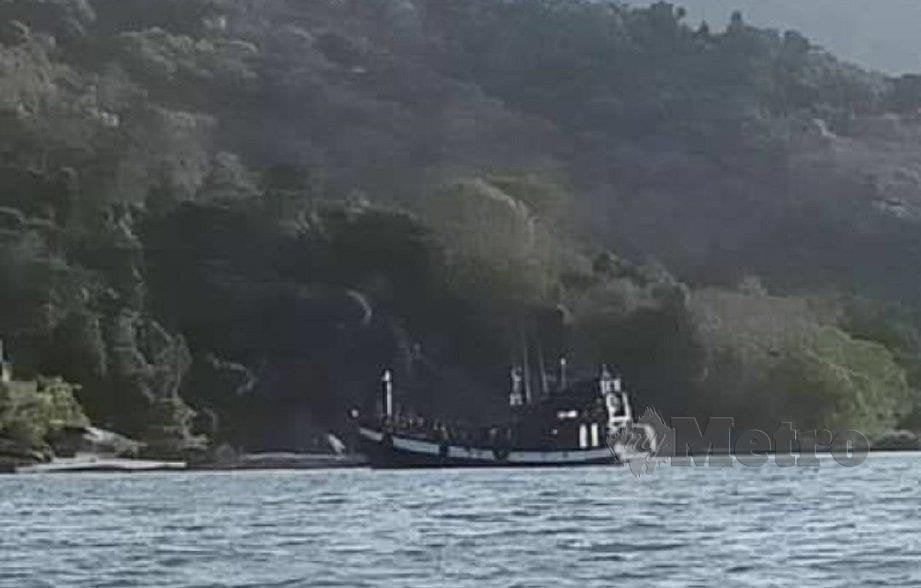 Keadaan pendatang tanpa izin (PATI) dipercayai pelarian rohingya yang menaiki sebuah bot mendarat di kawasan Pantai Teluk Nibung Langkawi. NSTP/IHSAN PEMBACA
