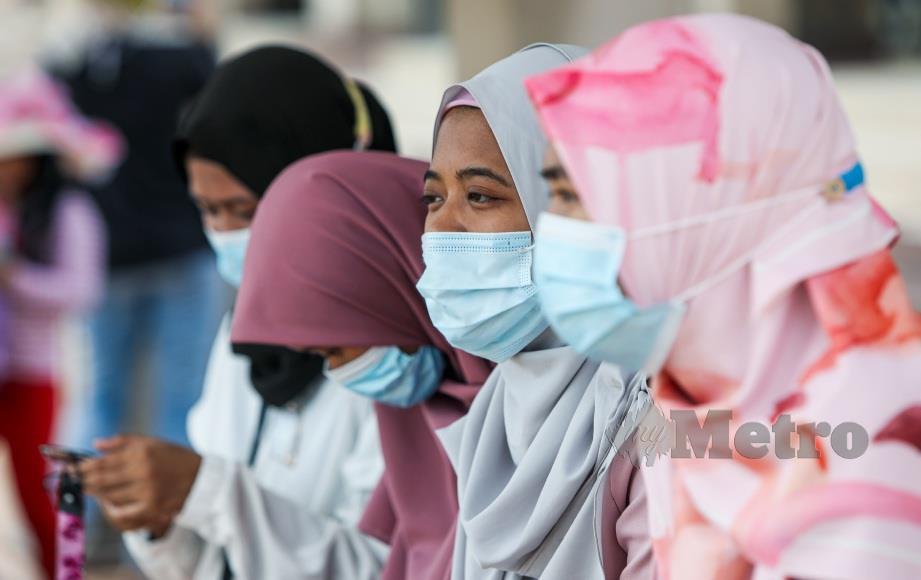 ORANG ramai diwajibkan memakai pelitup muka di tempat awam yang sesak pada 1 1 Ogos lalu. FOTO Luqman Hakim Zubir.