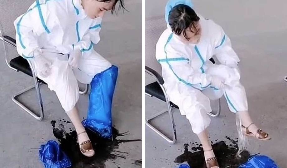 RAKAMAN menunjukkan peluh melimpah keluar sehingga membasahi lantai apabila doktor itu menyinsingkan PPE bahagian kaki selepas plastik biru itu ditanggalkan. FOTO Weibo