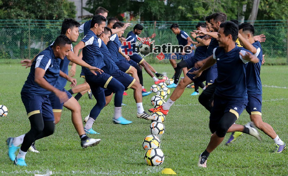 PEMAIN Perak menjalani latihan bagi menghadapi saingan Liga Super 2018 di Padang Pernama, Ipoh. FOTO/ABDULLAH YUSOF