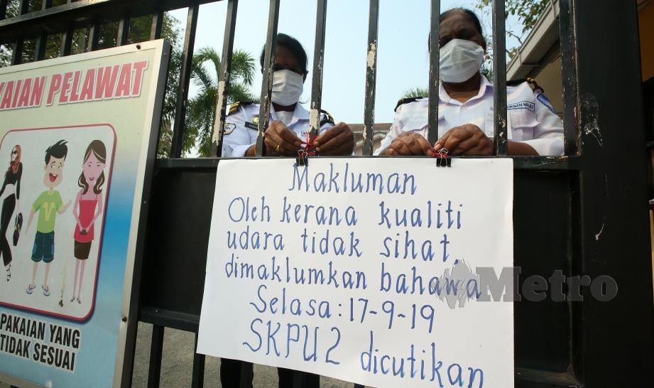 PENGAWAL keselamatan menutup pagar Sekolah Kebangsaan Puchong Utama 2 berikutan masalah jerebu dengan bacaan IPU 181, hari ini. FOTO Zulfadhli Zulkifli.