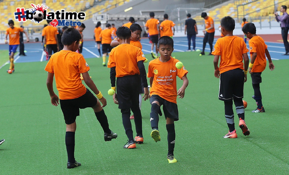 PESERTA program gigih menjalani latihan pada program kerjasama NFDP dengan Klinik Bola Sepak Johan Cruyff dari Belanda di Stadium Nasional Bukit Jalil.  