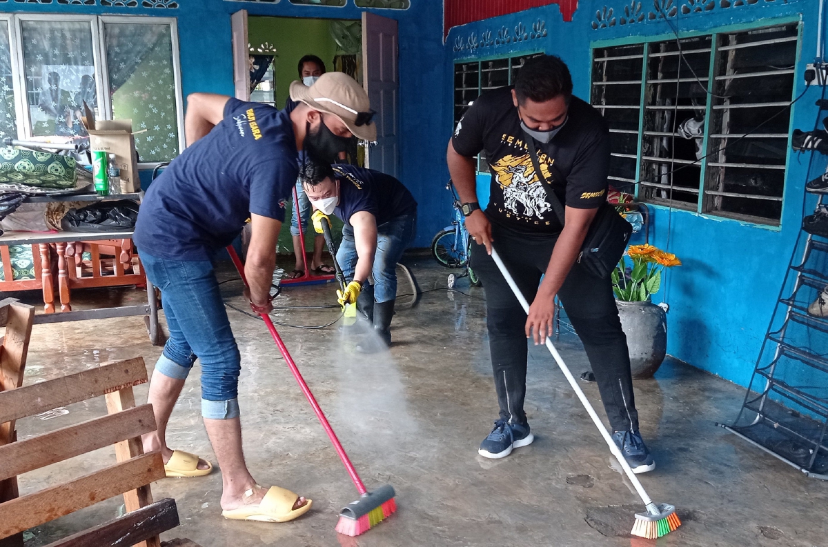 SUKARELAWAN membersihkan rumah mangsa banjir pada Program Misi Bantuan Banjir Perak di Kampung Tersusun Batu 6 1/2, Matang Pasir, Bagan Serai, hari ini. FOTO Bernama