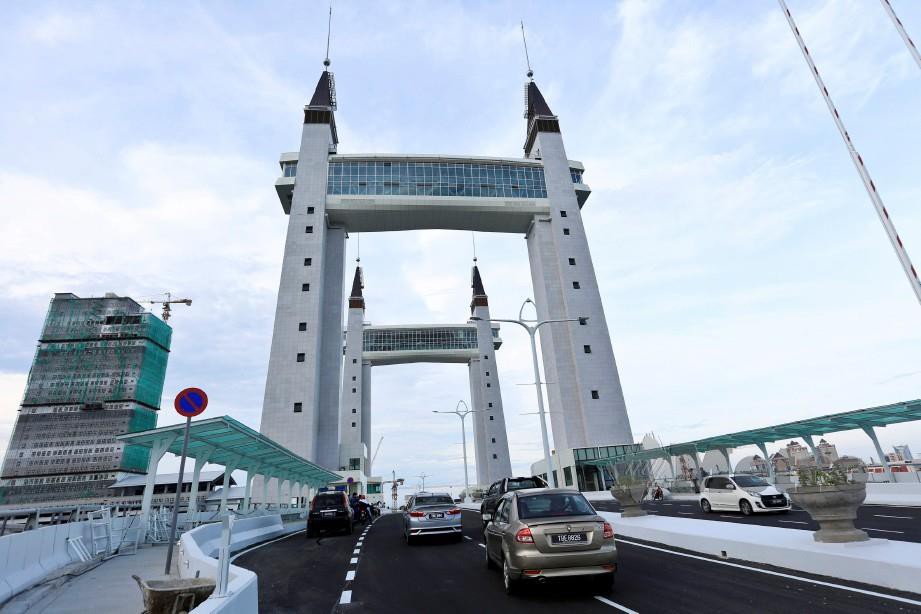 Menara dan Skybridge jambatan angkat di Kuala Terengganu akan mula dibuka pada awal September ini. Foto Arkib NSTP 