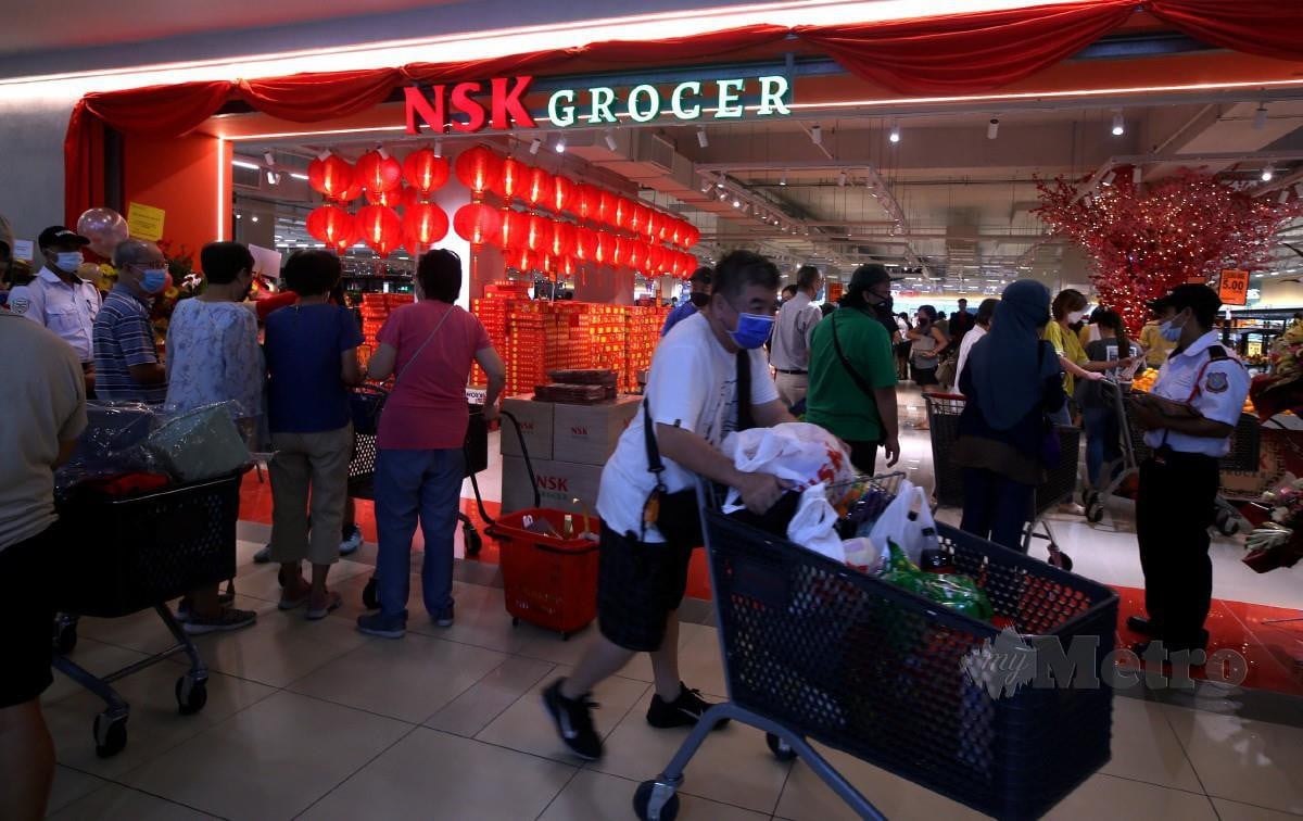 ORANG ramai berbelanja di pasar raya NSK Grocer di 3 Damansara. FOTO Hairul Anuar Rahim