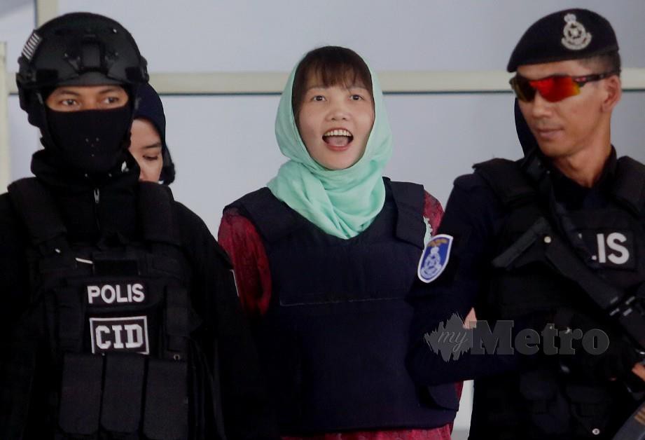 TERTUDUH wanita warga Vietnam, Doan Thi Huong dikawal anggota polis ketika hadir di Mahkamah Tinggi Shah Alam bagi perbicaraan kes pembunuhan abang pemimpin Korea Utara Kim Jong-nam. FOTO Saddam Yusoff