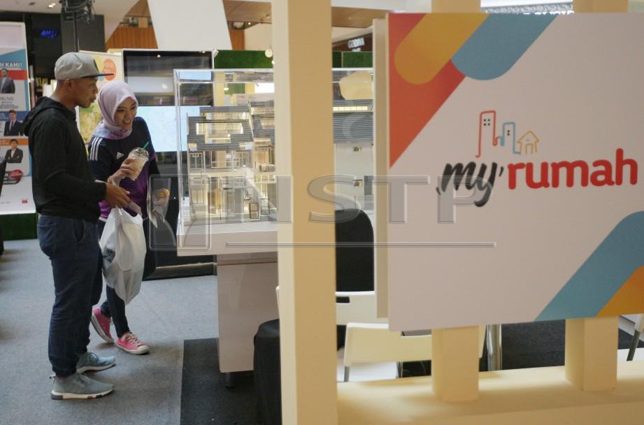 Orang ramai melihat pameran rumah daripada pemaju yang mengambil bahagian dalam pameran MyRumah 2019 yang diadakan di My Town Shopping Centre. FOTO / ZULFADHLI ZULKIFLI.