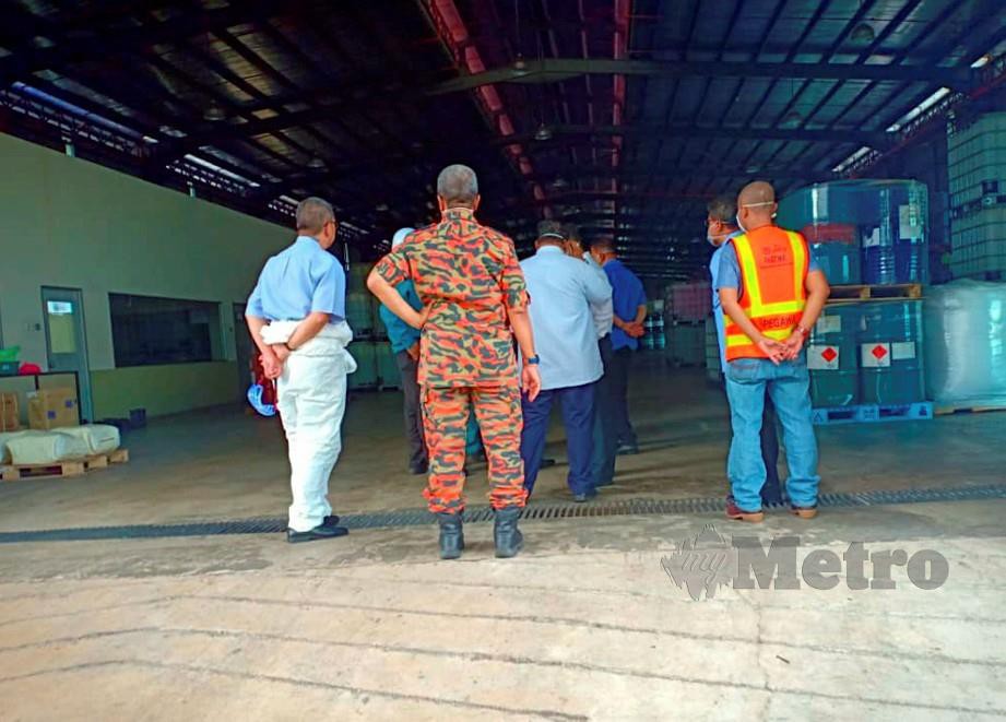 Beberapa pegawai dari pelbagai agensi dilihat melakukan pemeriksaan terhadap sebuah premis di Kawasan Perindustrian Pasir Gudang sebelum ini.