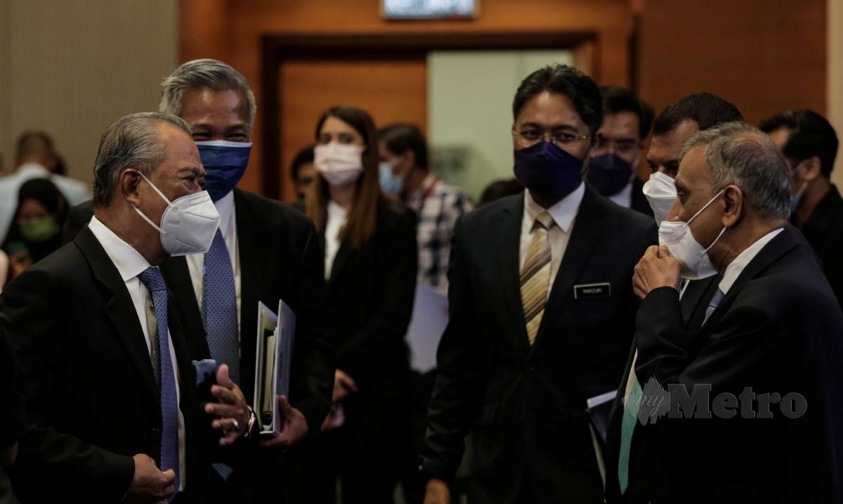Muhyiddin bersama ahli jawatan kuasa pemulihan negara selepas mempengerusikan mesyuarat Majlis Pemulihan Ekonomi Negara di Lanai Kijang Bank Negara, Kuala Lumpur.  FOTO HAZREEN MOHAMAD