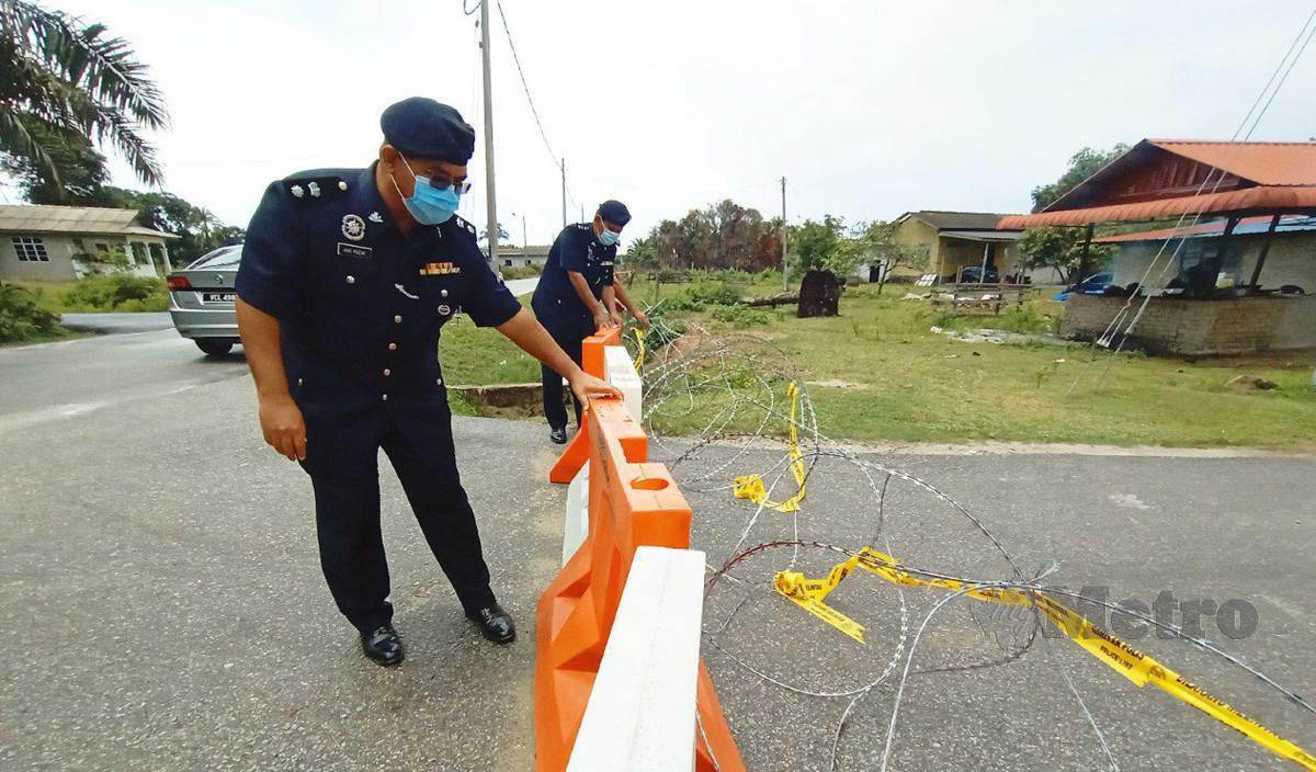ABDUL Rozak (kiri) memeriksa 'water barricade' (halangan air) ketika meninjau lokasi lorong tikus di Kampung Pachakan, Kuala Besut. FOTO Nurul Fatihah Sulaini