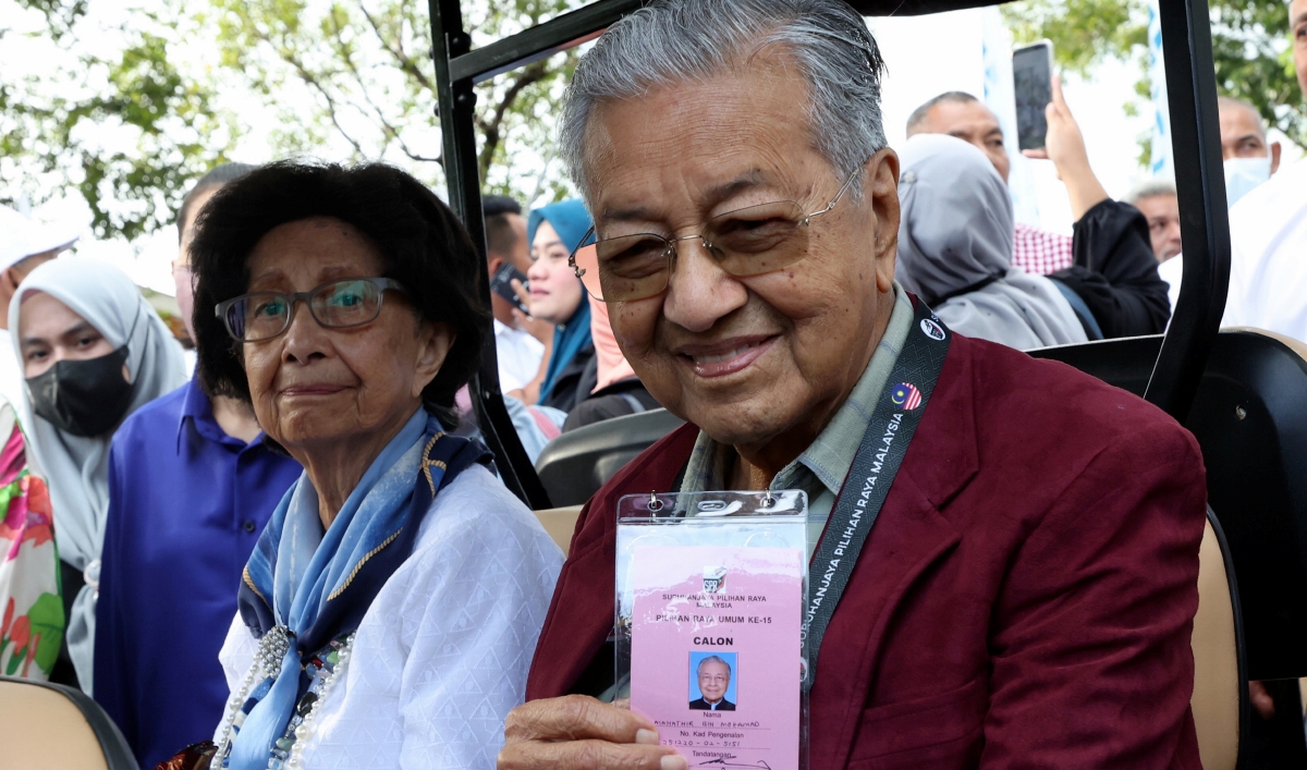 MAHATHIR Mohamad dan isteri Tun Dr Siti Hasmah Mohamad hadir di Pusat Penamaan Calon di Pejabat Daerah dan Tanah Langkawi hari ini. FOTO Bernama