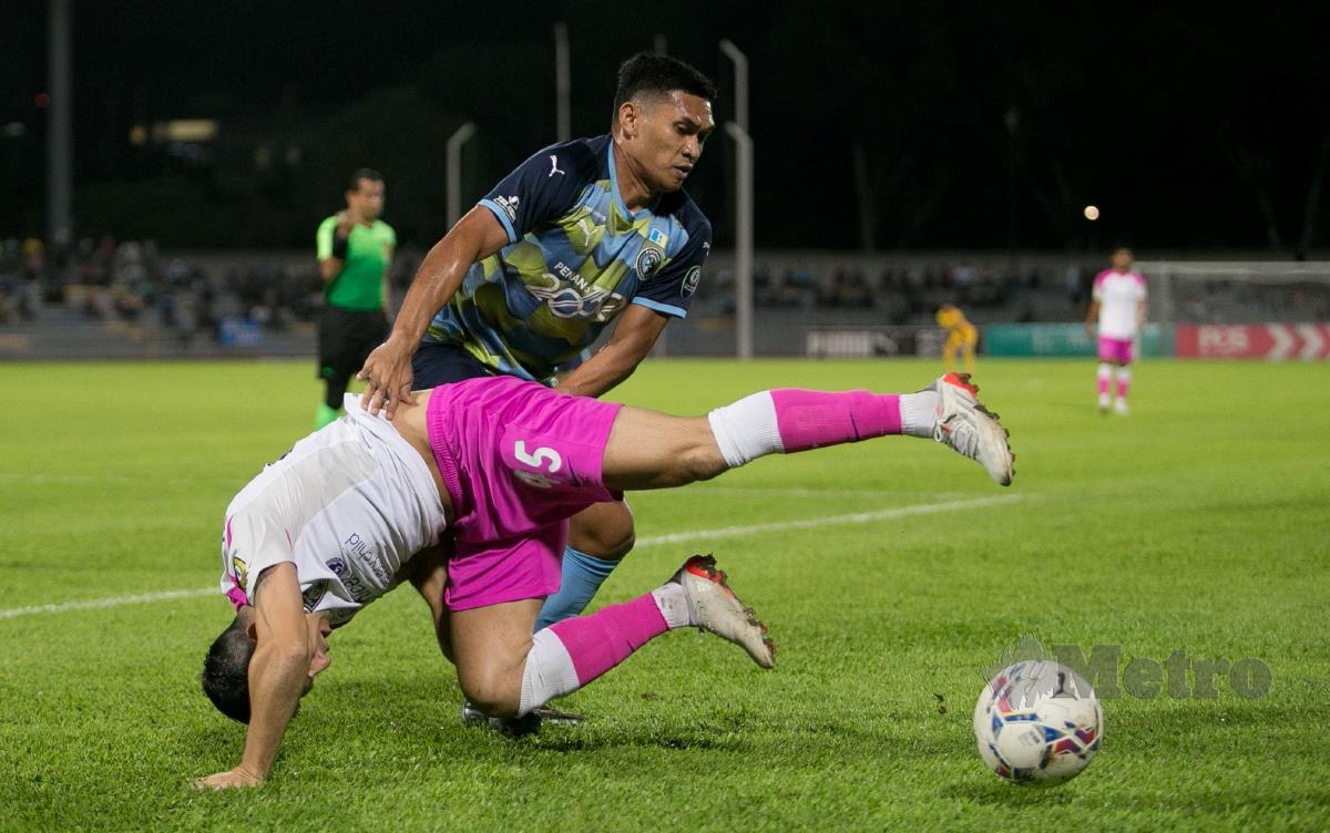 PEMAIN  import  JDT, Fernando Forestieri tersungkur diasak pemain Penang FC. FOTO Mikail Ong