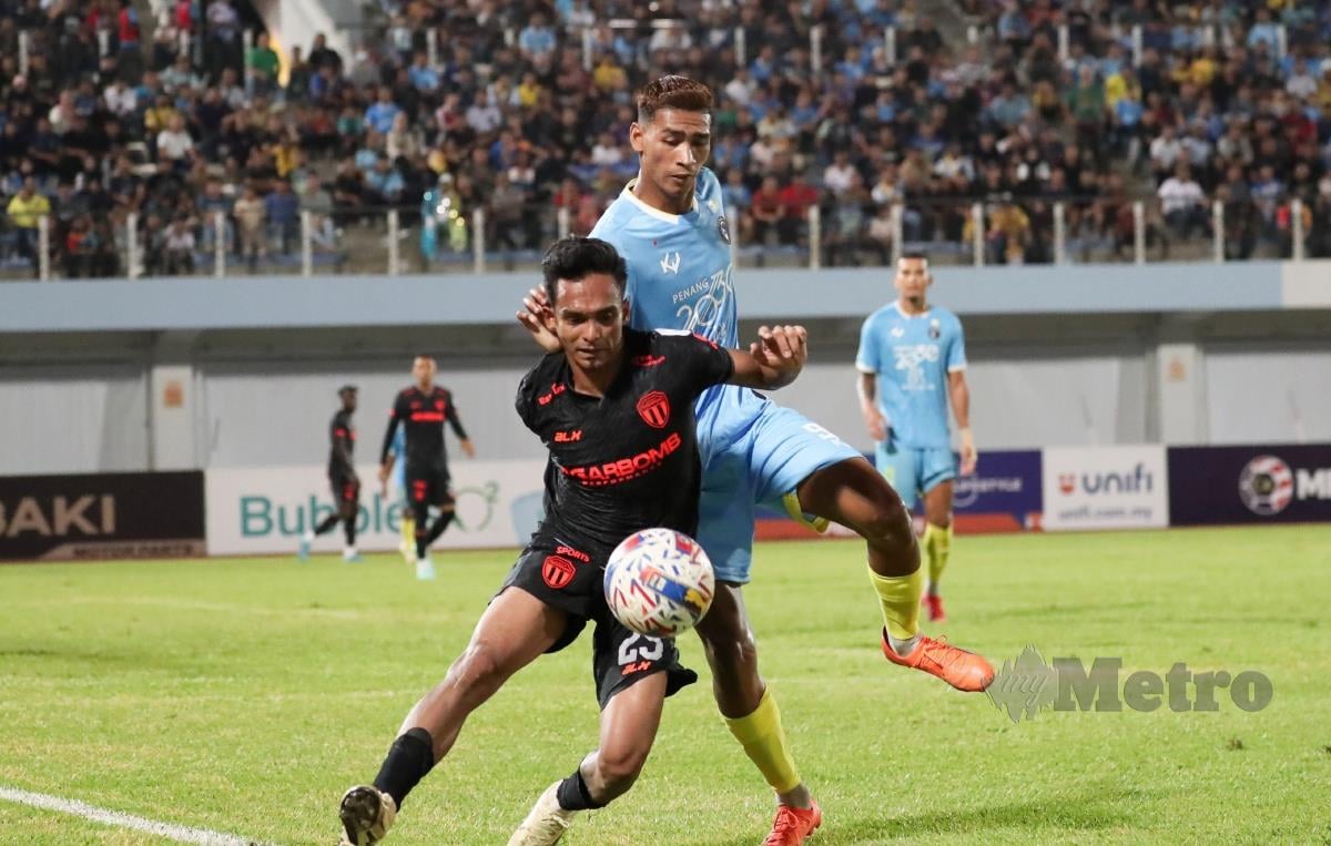 PENYERANG Penang FC, Muhammad Alif Ikmalrizal Anuar (kanan) diasak pemain TFC, Alif Zakaria pada perlawanan di Stadium Bandaraya, malam tadi. FOTO MIKAIL ONG