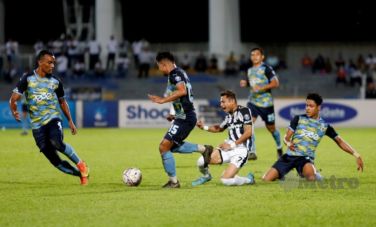 PEMAIN Penang FC bekerja keras menyekat kelincahan pemain sayap Terengganu FC, Faisal Halim (dua dari kanan) pada perlawanan di Stadium Bandaraya, malam tadi. FOTO MIKAIL ONG