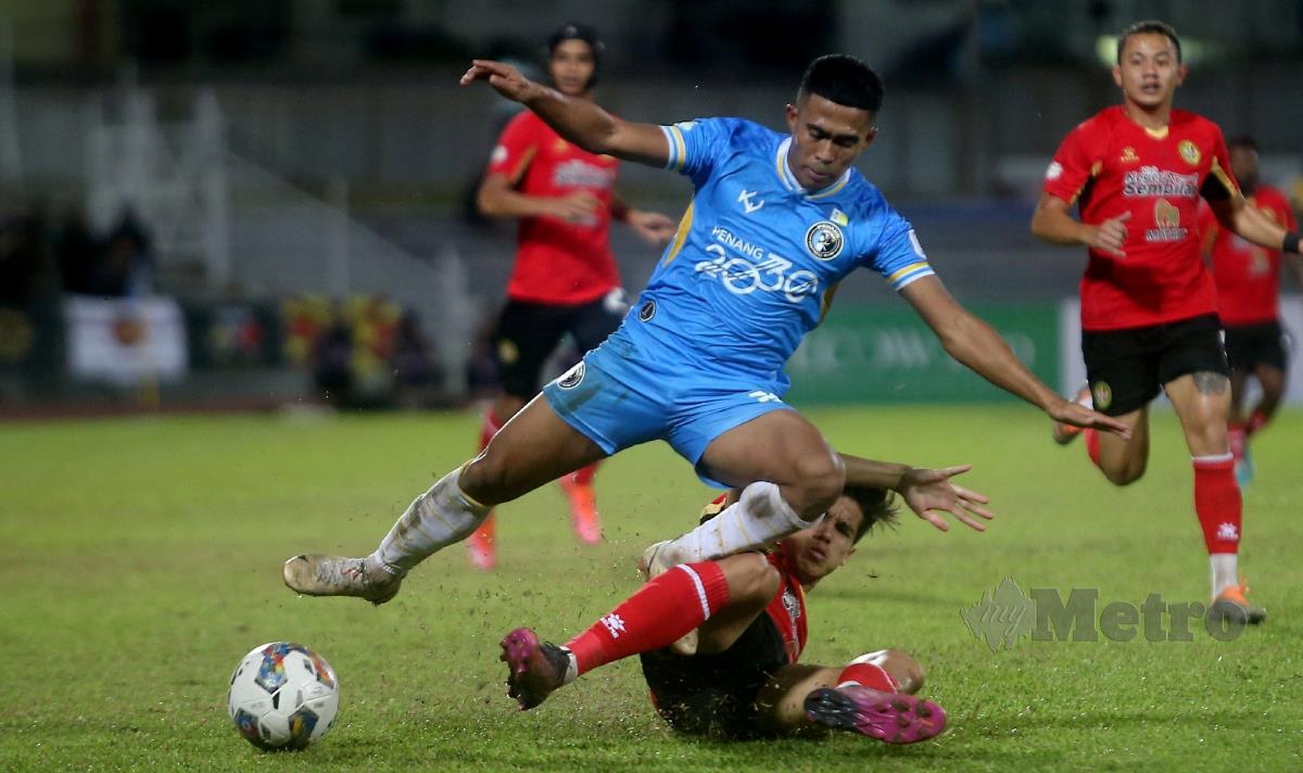 PEMAIN Penang FC, Rahmat Makasuf  (kiri) diasak pemain NSFC pada perlawanan Liga Super 2023 di Stadium Bandaraya Pulau Pinang, malam tadi. FOTO MIKAIL ONG