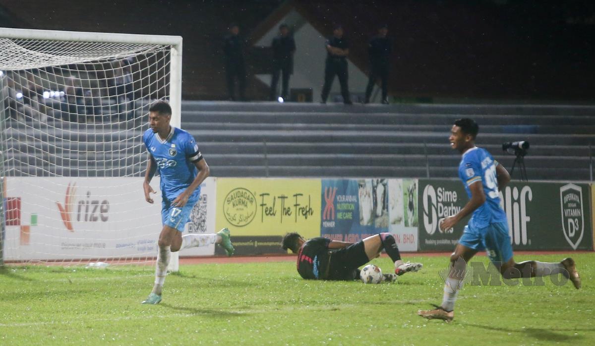 PEMAIN Penang FC, Rafael Vitor  meraikan jaringan penalti  ketika menentang Terengganu FC. FOTO Mikail Ong 