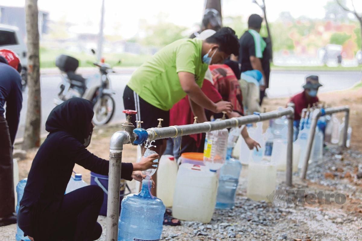 ORANG ramai mendapatkan bekalan air melalui pili awam disediakan Air Selangor di Bulatan AU2, Taman Keramat, Kuala Lumpur. FOTO FATHIL ASRI.