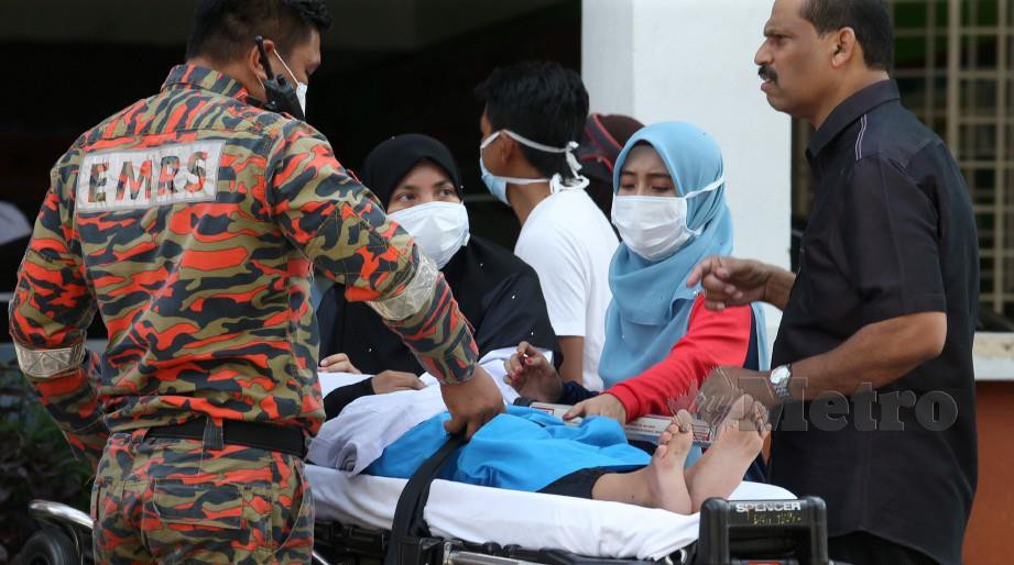 BEBERAPA pelajar yang kelihatan lemah dan mempunyai simptom pening kepala dan loya tekak susulan pencemaran bau di kawasan Pasir Gudang dibawa keluar oleh ambulans dari perkarangan Sekolah Menengah Kebangsaan (SMK) Taman Nusa Damai Pasir Gudang. FOTO Mohd Azren Jamaludin