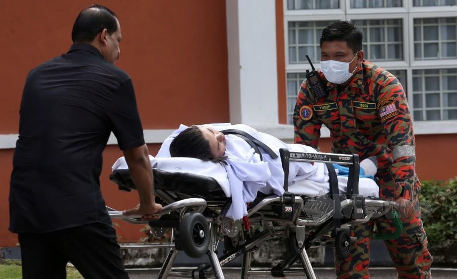 PELAJAR kelihatan lemah dan mempunyai simptom pening kepala dan loya tekak susulan pencemaran bau di kawasan Pasir Gudang dibawa keluar oleh ambulans dari perkarangan Sekolah Menengah Kebangsaan (SMK) Taman Nusa Damai Pasir Gudang. FOTO Mohd Azren Jamaludin