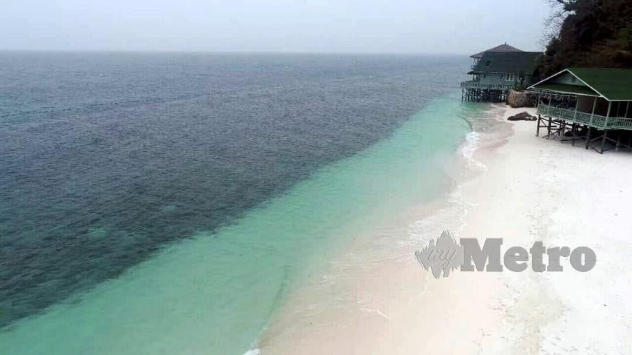 PEMANTAUAN menggunakan dron Jabatan Laut Wilayah Selatan mendapati tiada kesan tompokan minyak di Pulau Rawa, Mersing selepas kerja pembersihan dilaksanakan serta-merta selama tiga hari sehingga Ahad lalu. FOTO Ihsan Jabatan Laut