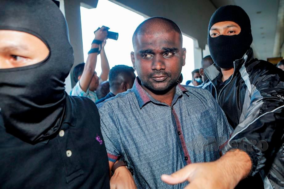  ADUN Gadek, G. Saminathan ketika dibawa keluar selepas mendengar pendakwaan terhadap kumpulan pengganas LTTE di Mahkamah Sesyen Jenayah, Kompleks Mahkamah Kuala Lumpur, November lalu. FOTO Aizuddin Saad